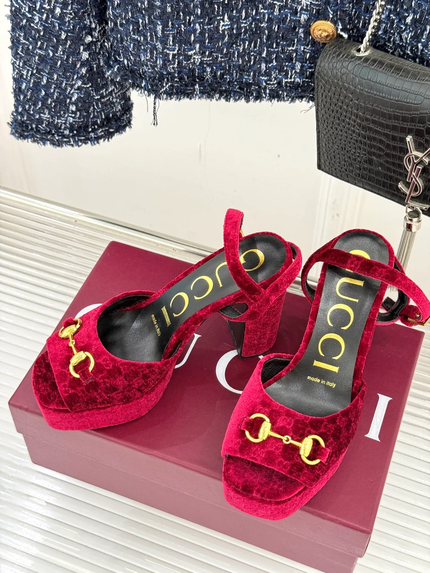 👟👟Ex-factory price 660👟👟 Gucci/Gucci classic horsebit pointed velvet square toe waterproof platform high-heeled sandals When the classic horsebit meets velvet texture, these sandals have become synonymous with elegance and individuality. The square toe design breaks the sharpness of the pointed toe and adds a bit of retro laziness. The delicate velvet upper feels luxurious and shows a high-end texture with the flow of light and shadow. Every step brings a gentle aura. The iconic metal horsebit embellishes the shoe body, instantly awakening brand recognition and cleverly blending retro style with modern fashion. The golden ratio of waterproof platforms and high heels not only lengthens the leg lines but also reduces walking pressure, allowing elegance without compromising comfort. Whether worn with a gorgeous dress to attend a dinner party or paired with retro jeans for a daily look, it can easily hold the spotlight and become the finishing touch in the look, highlighting unique taste and extraordinary style. The fabric is made of original customized velvet and the inner pads are all sheepskin. Heel height: 10.8 Water platform: 3.3 Italian imported genuine leather outsole size: 35-39 (40/41/42 customized)